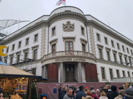 Umgeben vom Weihnachtsmarkt der Hessische Landtag