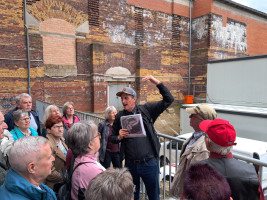 Thorsten Lunz erklärt uns den Innenhof der Kongresshalle