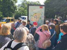 Beginn der Stadführung mit Karin Miotke an der Burg