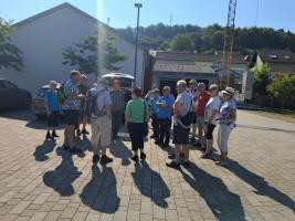 Der Organisator Harald Schneider begrüßt die Wanderer und erklärt die Route