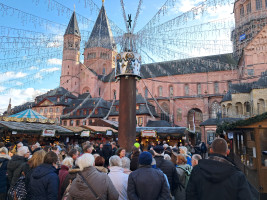 Im Vordergrund die Mainzer Heunensäule mit dem tausendjährigen Dom