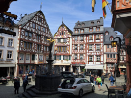Der Markt, ein sehenswerter Platz, lädt zur Einkehr ein