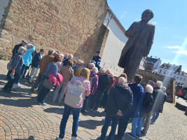Der Stadtführer informiert über die Karl-Marx-Statue