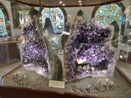 Amethystdruse mit Bergkristall
