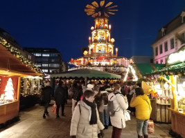 Die Weihnachtspyramide auf dem Universitätsplatz