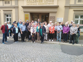 Die 60plus-Besuchergruppe vor dem "Goldenen Löwen"