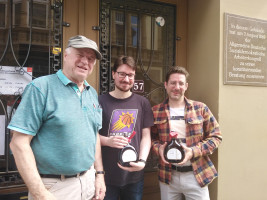 Ein Abschiedspräsent aus Unterfranken für Nils-Henning Stier (Mitte) und Daniel Dietrich(rechts)