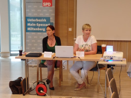 Ragnhild Buczko, rechts im Bild, führt in das Thema ein