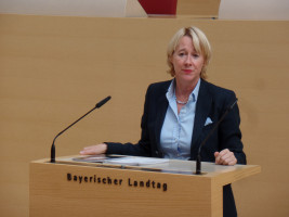 Martina Fehlner erklärt ihre Arbeit als Abgeordnete im Bayerischen Landtag