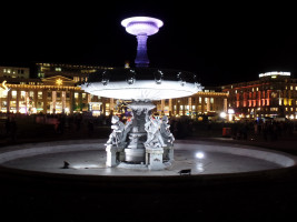 Der Schloßplatzspringbrunnen mit dem Königsbau im Hintergrund.