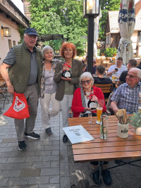 Abschied mit einem Dankeschön für die Unterstützung an Gabriele 3.v.l und Erika 4.v.l.