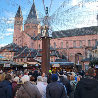 Mainzer Heunensäule im Vordergrund mit dem tausendjährigen Mainzer Dom
